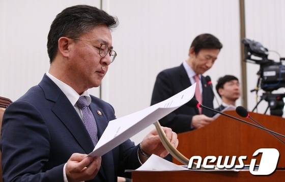 홍용표 통일부장관이 15일 서울 여의도 국회에서 열린 외교통일위원회 전체회의에서 윤병세 외교장관이 북한 미사일 위협·개성공단 폐쇄 등과 관련한 긴급 현안보고를 하는 동안 자료를 살피며 생각에 잠겨 있다. 2016.2.15/뉴스1 © News1 오대일 기자