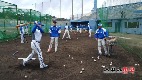 이승엽이 나성용에게 경기 시작전 타격 비법을 전수해주고 있다. 스포츠코리아 제공