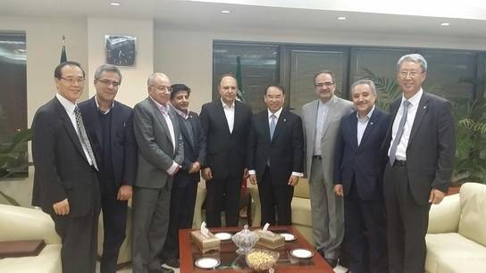 박범식 한국선급 회장(오른쪽 네번째)이 이란 국영선사 IRISL과 업무협의를 마치고 기념촬영을 하고 있다./한국선급 제공