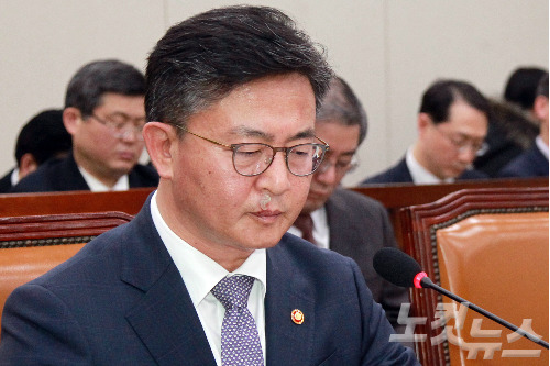홍용표 통일부 장관이 15일 국회에서 열린 외교통일위원회 전체회의 '개성공단 조업 중단 사태와 관련한 긴급 현안보고'에서 의원들의 질의에 굳은 표정을 짓고 있다. (사진=윤창원 기자)