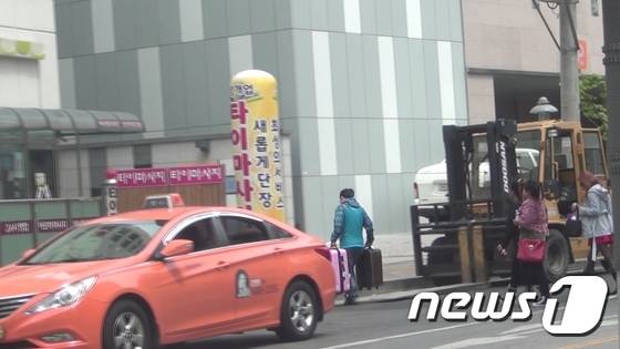 성매매를 시킬 목적으로 태국 여성들을 불법 밀입국 시킨 일당이 경찰에 붙잡혔다. 사진은 태국 여성들이 마사지업소에 들어가는 모습. /사진=경기지방경찰청 © News1