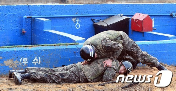 지난해 9월 육군 50사단에서 발생한 수류탄 폭발사고 당시를 재연한 모습. (자료사진)
