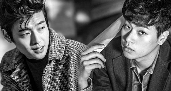 영화 ‘동주’에서 윤동주 시인 역을 맡은 강하늘(왼쪽)과 그의 고종사촌인 독립운동가 송몽규 열사 역의 박정민. 이준익 감독은 윤동주의 소박한 삶을 존중해 저예산으로 영화를 제작했다. 박정민이 윤동주의 시가 적힌 종이를 말아 쥐고 있다. [사진 전소윤(STUDIO706)]