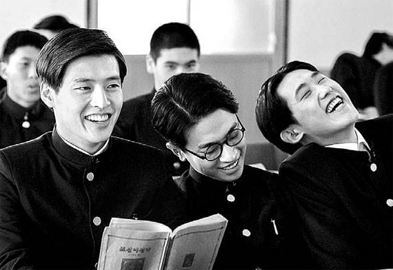 극중 연희전문학교 음악 수업 장면. 윤동주(왼쪽)와 송몽규(가운데). [사진 메가박스플러스엠]