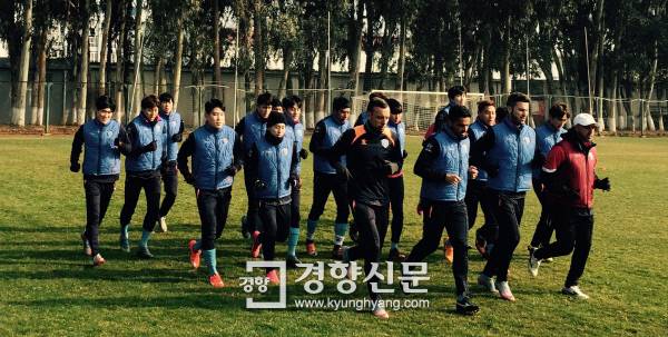프로축구 대구FC 선수들이 16일 중국 윈난성 쿤밍의 해경기지 훈련장에서 가벼운 러닝으로 전술훈련을 준비하고 있다.  쿤밍 | 황민국 기자