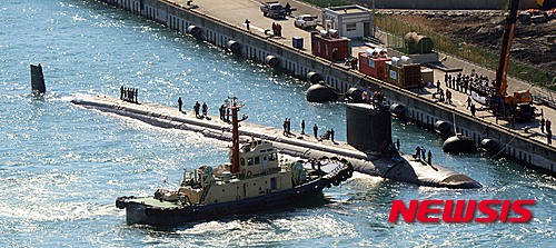 【부산=뉴시스】 하경민 기자 = 16일 오전 미국 해군의 최신예 핵추진 잠수함인 노스캐롤라이나호(7800t급)이 부산 남구 해군작전사령부 부두에 입항하고 있다.    2007년 5월 취역한 노스캐롤라이나호는 버지니아급 공격용 핵잠수함으로, 길이 115ｍ, 승조원은 130여 명이다. 사거리 1250~2500㎞인 토마호크 미사일과 어뢰 등으로 무장하고 있다. 2016.02.16.   yulnetphoto@newsis.com