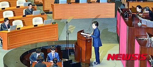 【서울=뉴시스】전진환 기자 = 박근혜 대통령이 16일 오전 서울 여의도 국회에서 북한의 도발에 따른 안보 위협과 관련해 정치권의 협조와 국민 단합을 강조하는 연설을 하고 있다. 2016.02.16. amin2@newsis.com