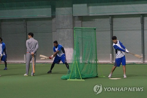 훈련하는 아롬 발디리스     (온나<일본 오키나와>=연합뉴스) 삼성 외국인 타자 아롬 발디리스가 16일 일본 오키나와 온나손 아카마구장에서 야간 훈련을 하고 있다. 2016.2.16      photo@yna.co.kr