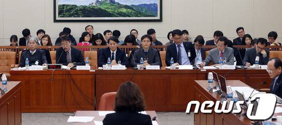 2014년 2월 국회 환경노동위원회에서 열린 환경오염피해구제법 공청회에서 진술인들이 발언하고 있다.