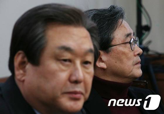 새누리당 김무성 대표와 이한구 공천관리위원장이 11일 서울 여의도 당사에서 열린 공천관리위원회 3차 전체회의에서 각자 생각에 잠겨 있다. 2016.2.11/뉴스1 © News1 오대일 기자