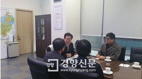 이재명 성남시장이 16일 자신의 페이스북에 일베 회원들을 상대로 소송을 담당할 법무팀을 공개했다.