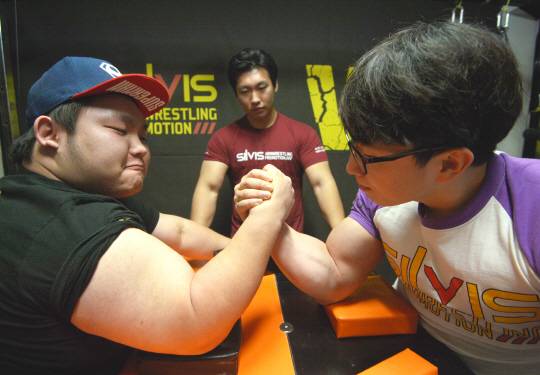 오동표(왼쪽), 홍지승 씨가 지난 15일 서울 성북구 동선동 3가 ‘그립보드’ 체력단련실에서 팔씨름을 하고 있다.  김낙중 기자 sanjoong@