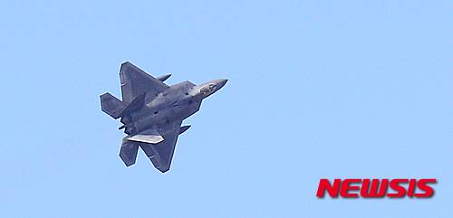 【평택=뉴시스】추상철 기자 = 북한의 핵 실험과 장거리 로켓(미사일) 발사 이후 개성공단까지 폐쇄되면서 한반도에 긴장감이 고조되고 있는 가운데 17일 오후 경기도 평택시 오산공군기지에서 스텔스 전투기 F-22랩터가 상공을 비행하고 있다.   F-22랩터는 적의 레이더에 포착되지 않는 스텔스 기능과 함께 250km 밖의 적을 탐지할 수 있는 APG-77 AESA(다기능위성배열) 레이더를 갖추고 있다. 2016.02.17.   scchoo@newsis.com