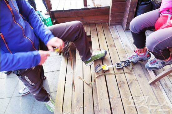 안전한 트레킹을 위해 아이젠을 착용하고 있다. (사진=엔스타일투어 제공)