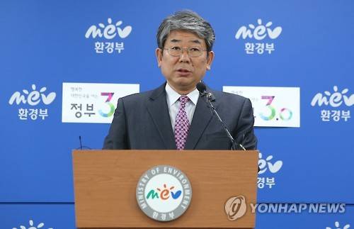 환경부, 환경사범 수사 전담반 발족     (세종=연합뉴스) 안정원 기자 = 채수만 환경부 환경감시팀장이 16일 오전 정부세종청사에서 환경사범 수사기능 강화를 위해 '중앙 환경사범수사 전담반'을 신설한다고 밝히고 있다.     전담반은 법무부에서 파견한  환경전담검사를 팀장으로 수사경력 5년 이상의 환경부 소속 특별사법경찰 등 7명으로 구성됐다.      jeong@yna.co.kr