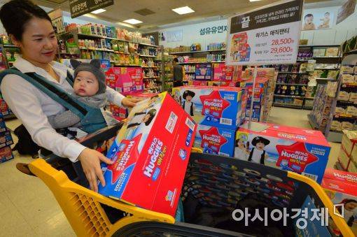 최근 대형마트들의 온ㆍ오프라인 기저귀 최저가 선언에는 소셜커머스에게 밀려가는 대형점포들의 위기감을 보여준다는 분석도 나온다.