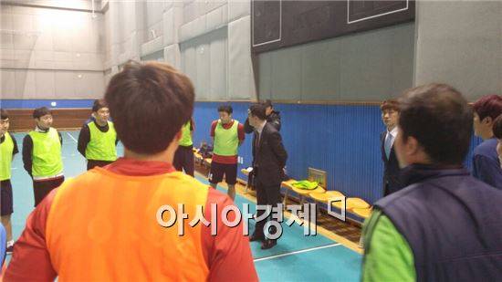 오세일 감독이 SK하이닉스 선수 선발 테스트 중 선수들에게 이야기하고 있다 [사진=김형민 기자]