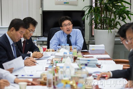 25일 서울 여의도 국회에서 열린 정무위원회 법안심사소위원회에서 김용태 소위원장을 비롯한 여야 의원들이 기업구조조정 촉진법 개정안 등 법안을 심사하고 있다. 2015.11.25/뉴스1
