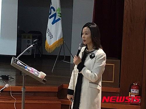 【울산=뉴시스】구미현 기자 = 18일 울산시장애인종합복지관 강당에서 열린 '울산지역 빈곤 실태와 복지사각지대 해소를 위한 공동토론회'에서 기조강연자로 나선 김진 춘해보건대 사회복지학과 교수가 '울산의 빈곤·복지사각지대 실태와 정책과제'란 주제로 발표하고 있다. 2016.02.18.    gorgeouskoo@newsis.com