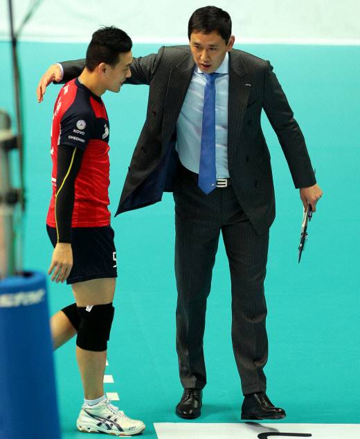 현대캐피탈 최태웅 감독(오른쪽)이 지난해 11월 열린 2015-2016 V리그 OK저축은행과의 경기에서 여오현 플레잉코치와 작전을 논의하고 있다. 현대캐피탈 제공