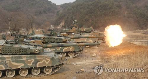 K-2 흑표전차의 위용     (양평=연합뉴스) 임헌정 기자 = 육군 11사단 기갑수색대대의 K-2 흑표전차가 18일 오후 경기도 양평 비승사격장에서 열린 중대전투사격 훈련에서 불을 뿜으며 포탄을 발사하고 있다. 이날 훈련에는 흑표전차 외에 K-21 장갑차, K-200 장갑차 등도 참가했다. 2016.2.18     kane@yna.co.kr