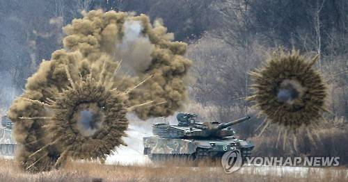 연막 뚫고 기동하는 K-2 흑표전차     (양평=연합뉴스) 임헌정 기자 = 육군 11사단 기갑수색대대의 K-2 흑표전차가 18일 오후 경기도 양평 비승사격장에서 열린 중대전투사격 훈련에서 연막을 뚫고 기동하고 있다. 이날 훈련에는 흑표전차 외에 K-21 장갑차, K-200 장갑차 등도 참가했다. 2016.2.18     kane@yna.co.kr