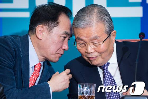 김종인 더불어민주당 대표(오른쪽)가 지난 10일 서울 여의도 국회에서 정장선 총선기획단장과 대화하고 있다./뉴스1 © News1 유승관 기자
