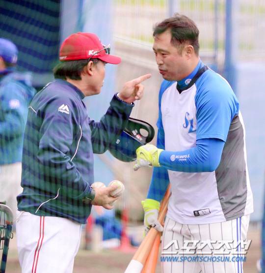 [포토] KIA 박흥식 코치 '캡틴 하니'