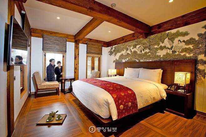 인천 송도에 들어선 한옥 호텔 경원재 앰배서더 인천의 객실 내부. 시스템 냉난방시설과 이중창을 설치하고 침대를 들여놓아 한옥의 단점을 보완했다.