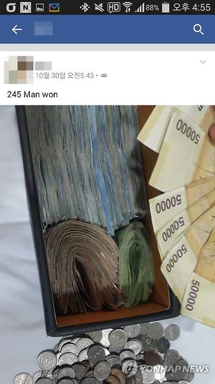 훔친 돈 SNS에 자랑      (부산=연합뉴스) 심야에 상가에 들어가 금품을 털어온 10대들이 훔친 금품을 자랑삼아 사회관계망서비스(SNS)에 올렸다가 경찰에 붙잡혔다. 붙잡힌 10대가 훔친 현금을 페이스북에 올린 사진. 2016.2.19 << 부산 중부경찰서 >>     wink@yna.co.kr