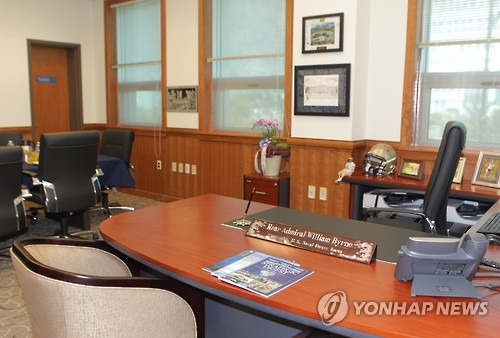 부산 주한 미해군사령부 사령관 집무실     (부산=연합뉴스) 김재홍 기자 = 부산으로 이전한 주한 미 해군사령부 2층에 있는 사령관 집무실. 64억원이 투입된 신청사는 서울 용산기지에서 이전했다. 해군 부산작전기지 내 9천40㎡ 부지에 들어선 지하 1층, 지상 2층 건물이다.