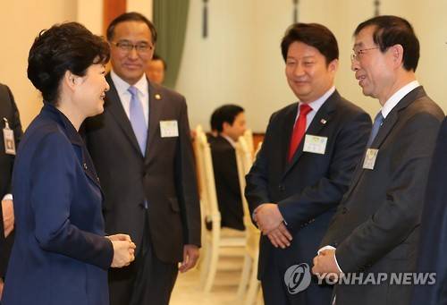 박 대통령과 박원순 서울시장 대화 (서울=연합뉴스) 백승렬 기자 = 박근혜 대통령이 19일 오후 청와대에서 열린 전국 시도지사 간담회에서 박원순 서울시장과 대화하고 있다.