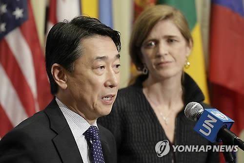 유엔본부서 기자회견하는 오준 한국대사  (유엔본부 AP=연합뉴스) 오준 유엔 주재 한국대사가 지난 7일(현지시각) 유엔본부에서 안전보장이사회가 끝난 뒤 기자회견을 하고 있다. 곁에서 사만타 파워 미국 대사가 경청하고 있다. 안보리는 이날 북한의 성공적인 장거리 로켓 발사와 관련 회의를 열었다. ciy@yna.co.kr