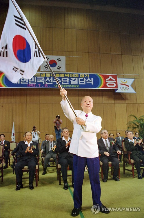 광복 이후 첫 올림픽 메달 안긴 김성집 고문 별세     (서울=연합뉴스) 한국에 광복 이후 올림픽 첫 메달을 안긴 김성집 대한체육회 고문이 20일 오후 별세했다. 향년 97세. 김 고문은 우리나라가 태극기를 들고 처음 참가한 1948년 런던 올림픽 남자역도 미들급에서 동메달을 따내며 한국 올림픽사의 첫 페이지를 장식했다. 사진은 1992년 7월 15일 열린 바르셀로나 올림픽 대표단 결단식에서 김성집 당시 한국선수단장이 승리를 다짐하는 태극기를 흔들고 있는 모습. 2016.2.20 << 연합뉴스 자료사진 >>     photo@yna.co.kr