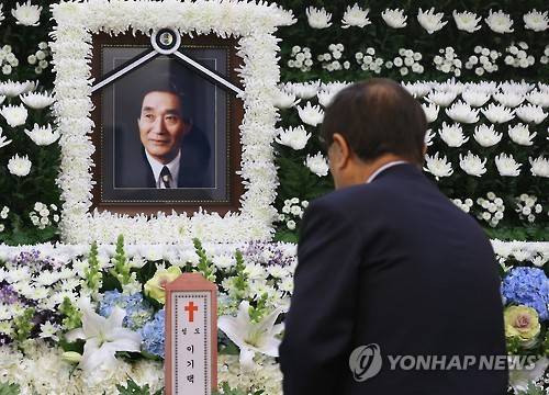 헌화하는 조문객     (서울=연합뉴스) 김도훈 기자 = 20일 오후 서울 서초구 서울성모병원에 마련된 이기택 전 민주당 총재 빈소를 찾은 조문객이이 헌화를 하고 있다. 고인은 경북 포항 출신으로 부산 상업고등학교와 고려대 상과대학을 졸업한 뒤 1967년 제7대 국회 때 신민당 전국구 의원으로 정치권에 진출해 7선 의원을 지냈다. 발인은 24일이며 장지는 4.19 국립묘지에 마련된다.     superdoo82@yna.co.kr