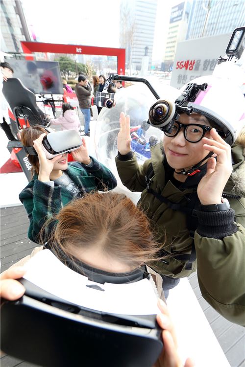 KT 직원들이 360도 VR카메라와 기어VR을 착용하고 시연하는 모습.(사진=KT)