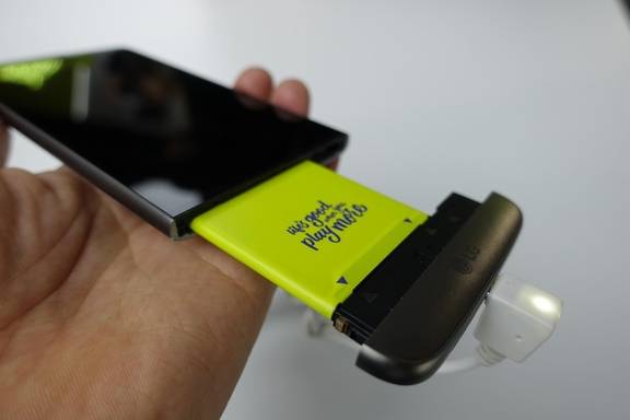 LG전자 G5는 세계 최초로 모듈 방식의 배터리를 탑재했다. /박성우 기자