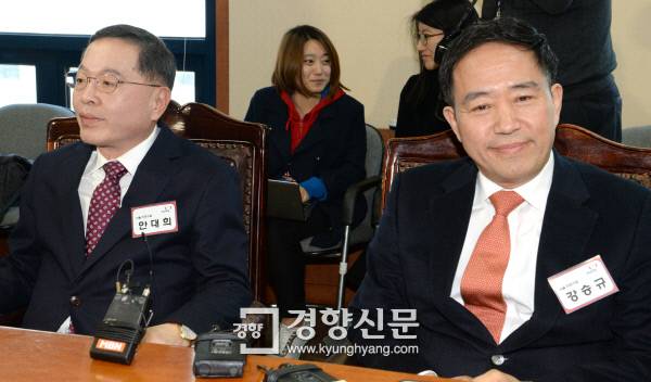 마포갑 예비후보 안대희·강승규 어색한 침묵 새누리당 20대 총선 공천면접 이틀째인 21일 서울 마포갑 예비후보인 안대희 최고위원(왼쪽)과 강승규 전 의원이 면접을 기다리며 대기실에 나란히 앉아 있다. 권호욱 선임기자 biggun@kyunghyang.com