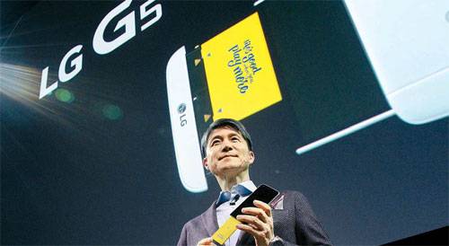 조준호 LG전자 MC사업본부장(사장)이 `모바일월드콩그레스(MWC) 2016` 개막 하루 전날인 21일(현지시간) `LG G5 Day`를 열고 프리미엄 전략 스마트폰 `LG G5`를 소개하고 있다.  [사진 제공 = LG전자]