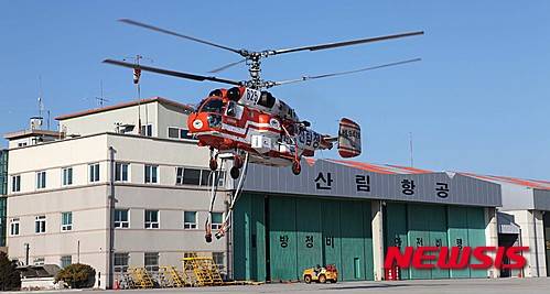 【강릉=뉴시스】김경목 기자 = 21일 강원 정선군 남면 무릉리에 발생한 산불을 진화하기 위해 강릉산림항공관리소에서 헬기가 이륙하고 있다. 2016.02.21. (사진=강릉산림항공관리소 제공)   photo@newsis.com