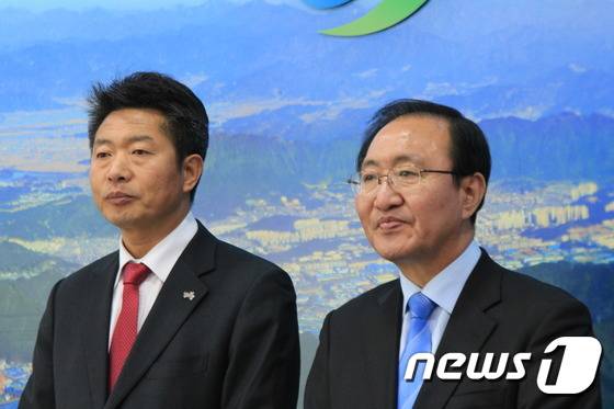 경남 창원성산구 민주노총 지지 후보로 선출된 정의당 노회찬 전 의원이 22일 창원시청 프레스센터에서 기자 회견을 갖고 있다. 2016. 2. 22/뉴스1 © News1 이상욱 기자