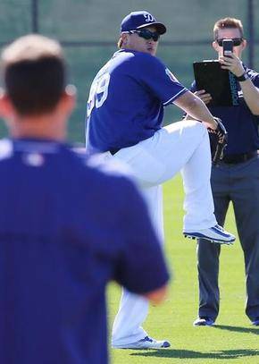 LA다저스의 류현진이 20일(현지시각) 미국 애리조나 스프링캠프에서 캐치볼로 어깨를 점검하고 있다.  연합뉴스