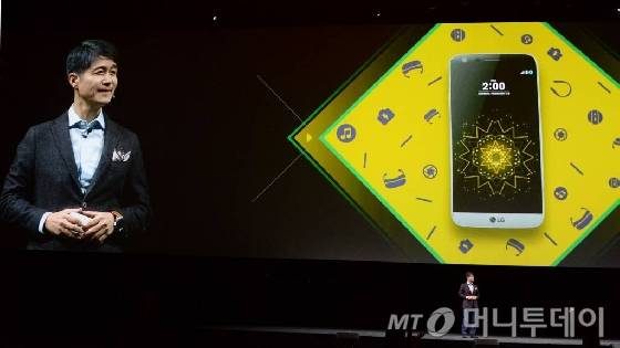 조준호 LG전자 MC사업본부장(사장)이 스페인 바르셀로나 '산 호르디 클럽'에서 열린 ‘LG G5 Day’ 행사에서 전략 스마트폰 ‘LG G5’를 소개하고 있다. /사진제공= LG전자