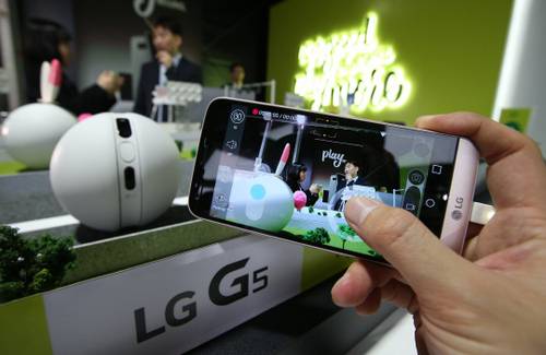 LG전자가 21일(현지시간) 신제품 G5를 비롯해 중저가폰과 로봇 CCTV 등을 공개했다. 사진은 집안 구석구석을 실시간 촬영해 보여주는 로봇(G 롤링로봇) 모습.  /바르셀로나= 공동취재단