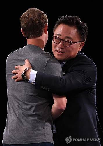 고동진 삼성전자 무선사업부 사장(오른쪽)과 마크 저커버그 페이스북 최고경영자.