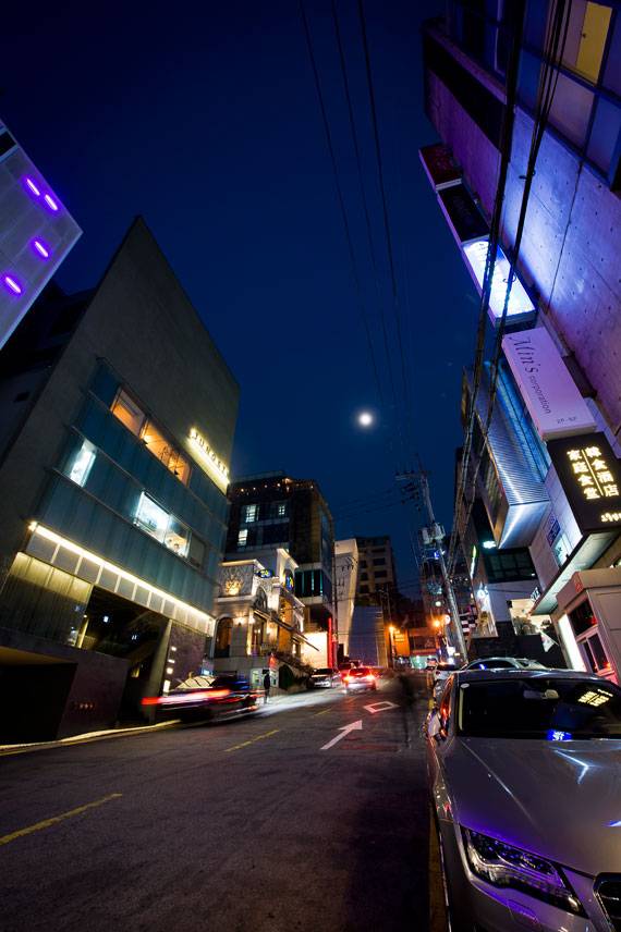 1999년 오픈한 ‘카페 74’가 터줏대감처럼 자리 잡고 있는 ‘청담언덕’. ‘메종카테고리’를 시작으로 ‘정식당’ ‘카페74’ ‘고센’이 모여 있다. 왼쪽 골목으로 꺾으면 ‘르 챔버’와 ‘앨리스’가 있는 바 골목이 나온다.