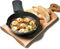 올리브오일에 새우를 넣고 끓인 카페74의 ‘감바스 알 아히요’. 브런치로 유명해진 이곳은 요즘 와인과 어울리는 안주 메뉴를 강화했다.