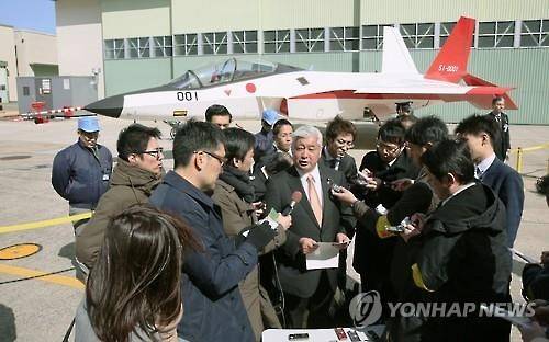 日 방위상 스텔스기 개발 현장 방문  (도쿄 교도=연합뉴스) 나카타니 겐(中谷元) 일본 방위상이 24일 일본 최초의 스텔스형 전투기인 '선진기술실증기' 개발 실험 현장을 찾았다.  아이치(愛知)현 나고야(名古屋)공항의 활주시험을 시찰한 나카타니 방위상은 "순조롭게 개발되고 있는 것을 확인했다. 장래 우리나라의 전투기 개발 및 항공기산업 전체의 기술혁신을 기대한다"고 말했다. 사진은 기자들의 질문에 답하는 나카타니 방위상. 2016.2.24 choinal@yna.co.kr (끝)