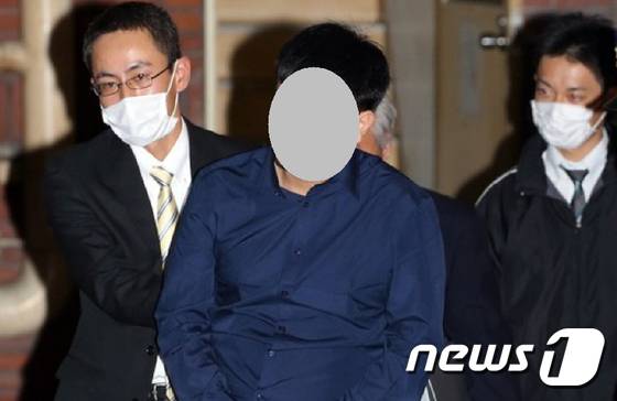 일본 야스쿠니(靖國) 신사 폭발과 관련해 용의자 전모씨가 지난해 12월  9일 경찰에 연행되고 있다. © AFP=News1