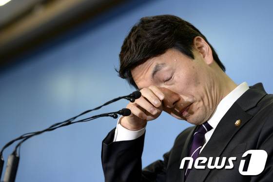 서기호 정의당 의원이 26일 오후 서울 여의도 국회 정론관에서 20대 총선 불출마 선언을 하며 눈물을 흘리고 있다. 2016.2.26/뉴스1 © News1 안은나 기자